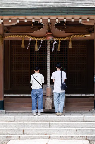 拝殿で心を落ち着かせて