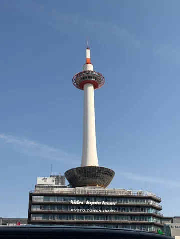 青空にそびえる京都タワー