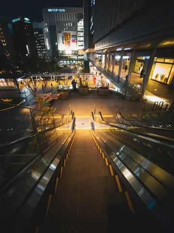 夜の街へ誘うエスカレーター