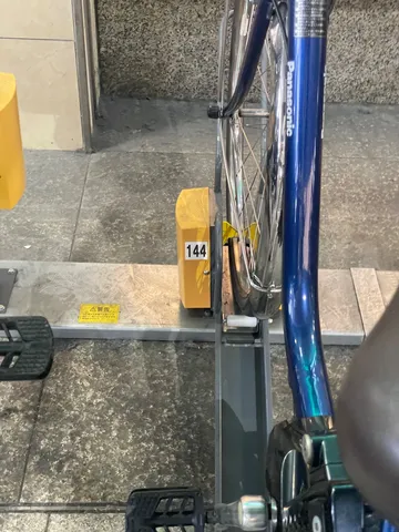 駐輪場で目を引く青い自転車