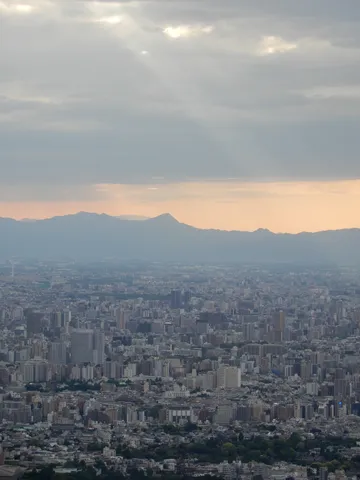 広がる街と遠い山並み