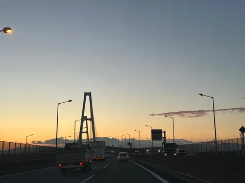 夕暮れの橋と車のシルエット