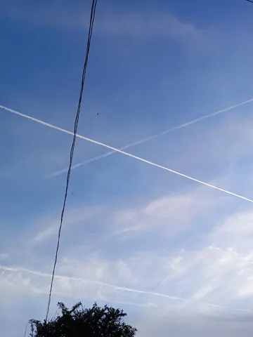 交差する空と電線