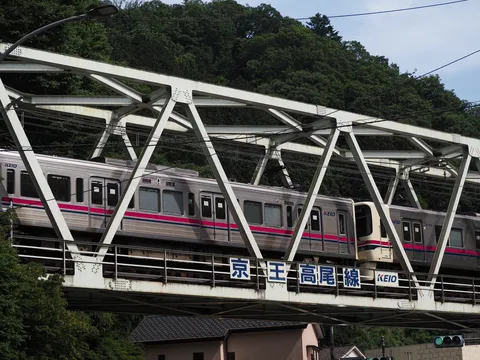 緑深き森を渡る風を纏う列車