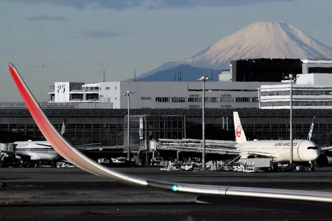 空と富士山と飛行機