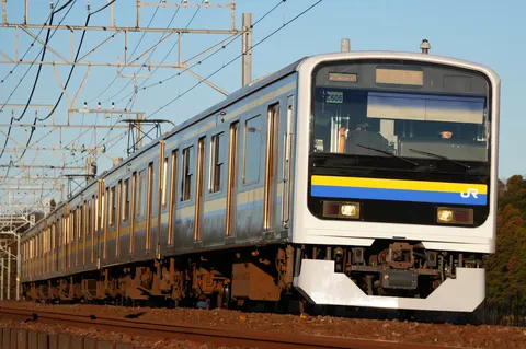 青空の下、力強く走る列車