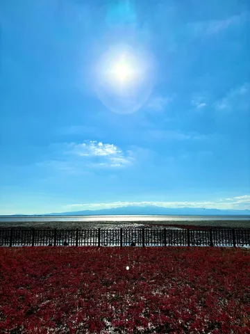 茜色の海辺、青い空のコントラスト