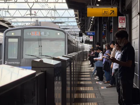 横浜の線路に集う瞬間