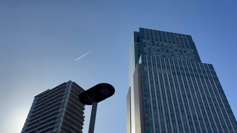 晴空と摩天楼、滑走路。