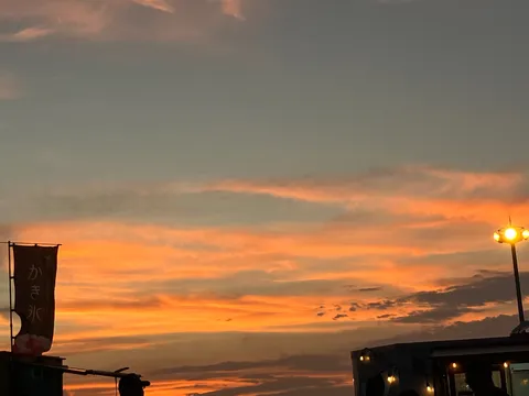 夕焼け空と灯りのコントラスト