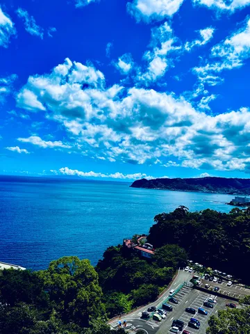 青い海と空、緑のコントラスト