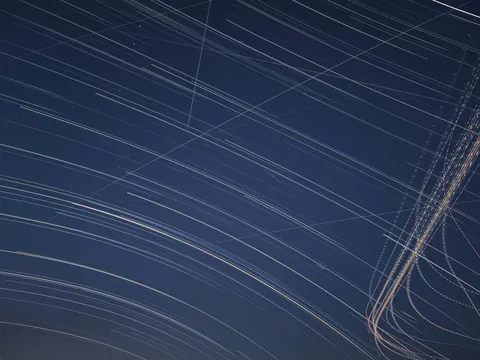 夜空を彩る光の軌跡