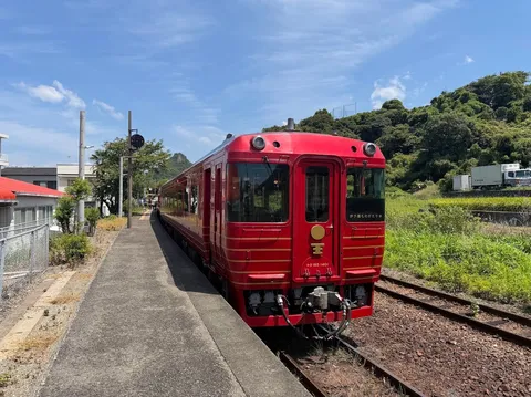 ノスタルジックな赤色列車と夏の駅