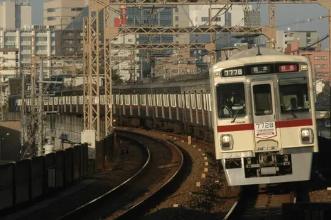 青空の下、都市を横切る特急