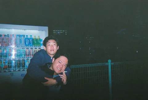 夜の缶ジュースと友の影