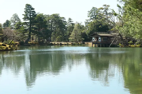 水鏡に映る風情ある茶室