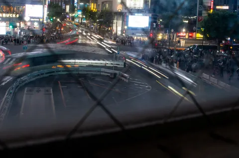夜の交差点に光の軌跡