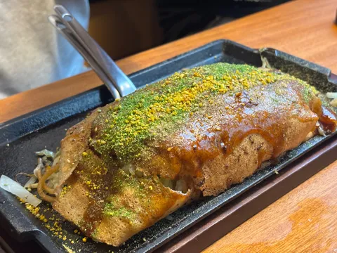 鉄板でいただく熱々お好み焼き