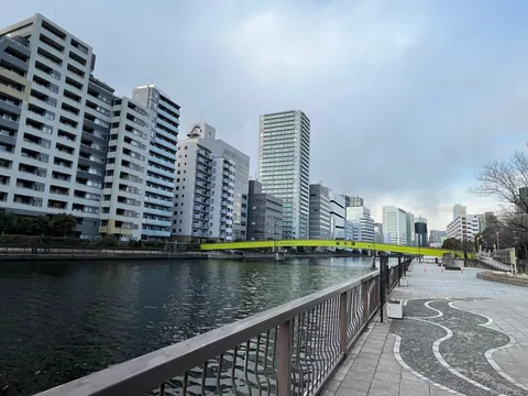 水辺に映える街景