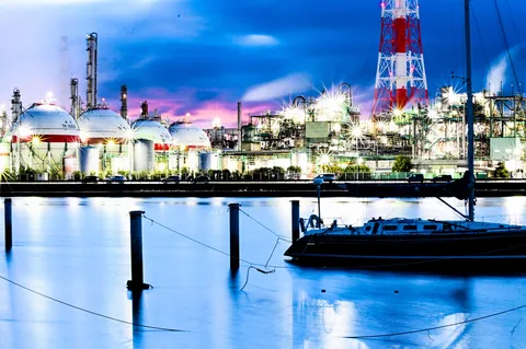夜景と工場の光の海