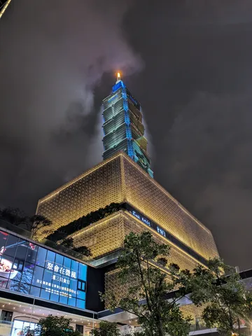 夜空に灯る光の塔