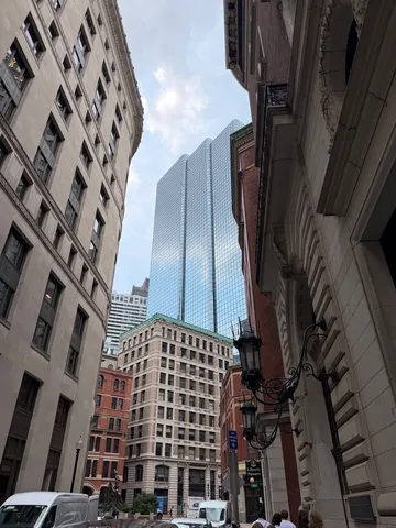 過去と未来が交差する都市景観