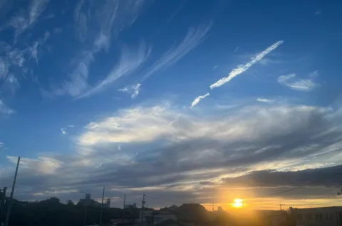黄金色の夕焼けと空のキャンバス