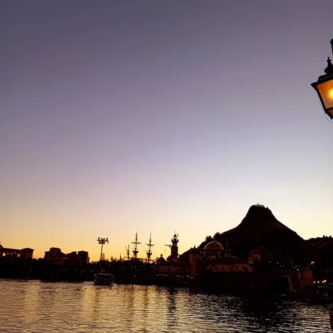 異国情緒あふれる夕暮れの港