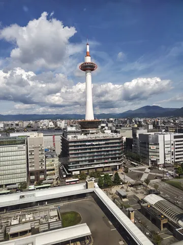 青空にそびえるタワーの雄姿