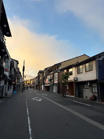 静寂が包む町並み、夕暮れの叙情