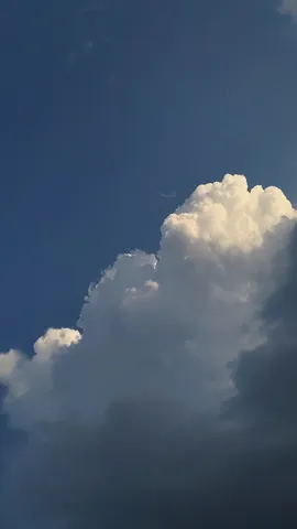 藍色に浮かぶ雲のドラマ