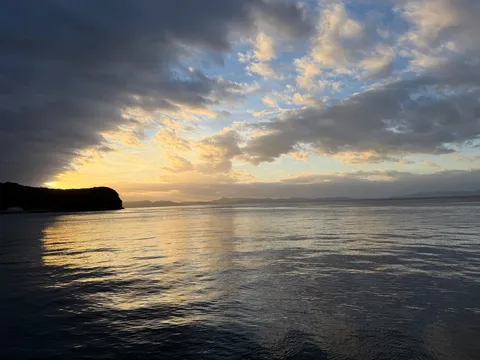 夕暮れの静かな海影
