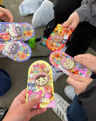 ポップな笑顔が連なる