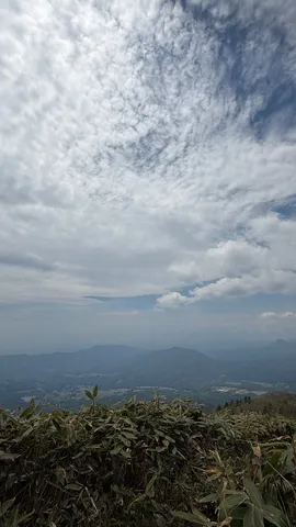 空と山の織りなす、静かなる緑の絨毯