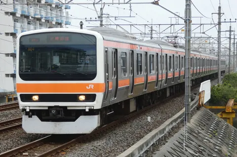 都会の電車、オレンジとグレーのコントラスト