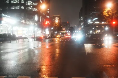 雨粒に反射する都会の夜景