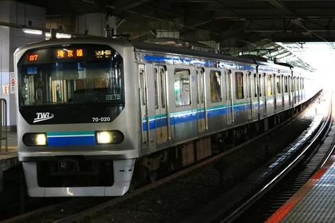 銀色の列車と静かな朝