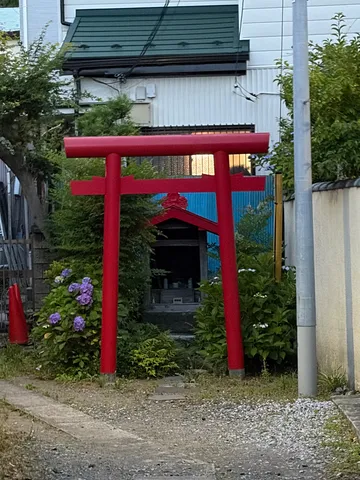 静謐な森への入り口、赤の鳥居