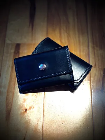 黒革のスマートな二つ折り財布