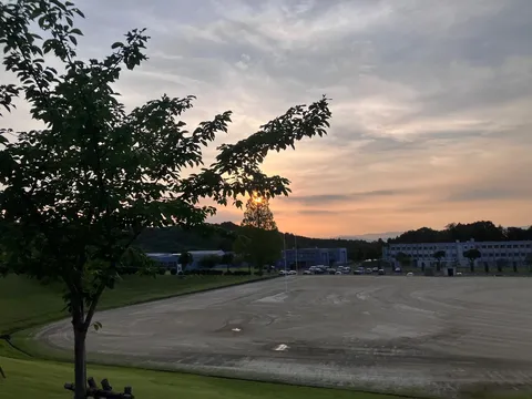 夕暮れ時の学校、静かな風景