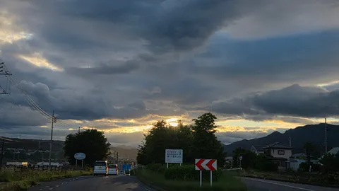 夕暮れの静かな道