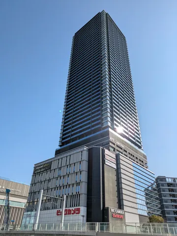 青空にそびえる高層ビル