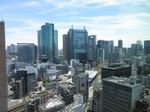都市の空、雲の白さ