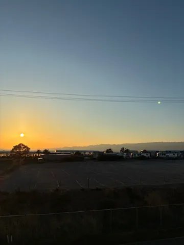 夕暮れの海辺に静かな光