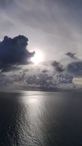 光と影のコントラスト、海と空の境界線