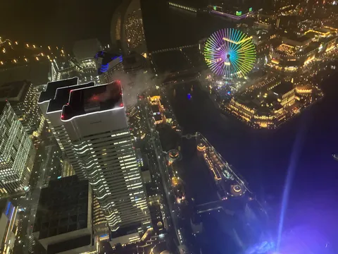 夜景に浮かぶ光の輪、都市の夢