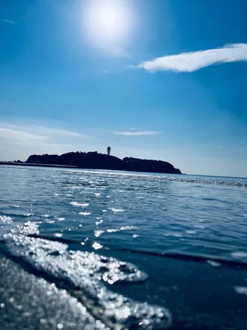 光を映す静かな海景