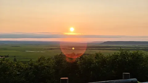 地平線に吸い込まれる太陽