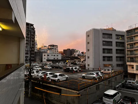 夕暮れの街、駐車場の静けさ