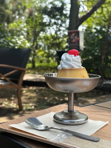 初夏のテラスで、とろけるプリン
